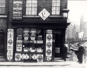 Affiches publicitaires sur un magasin de North Street, Leeds, vers 1895-1900 - English Photographer